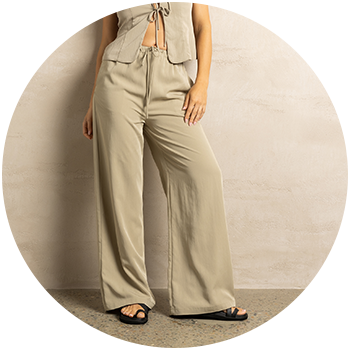Woman wearing a white pair of pants
